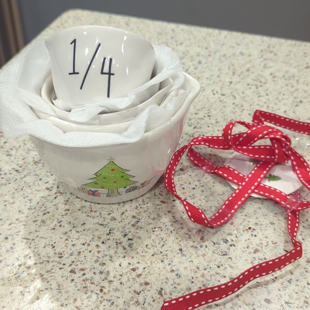 RAE DUNN CHRISTMAS TREES MEASURING CUPS NWT